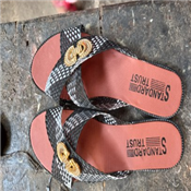 Trendy Palm Slippers For Ladies